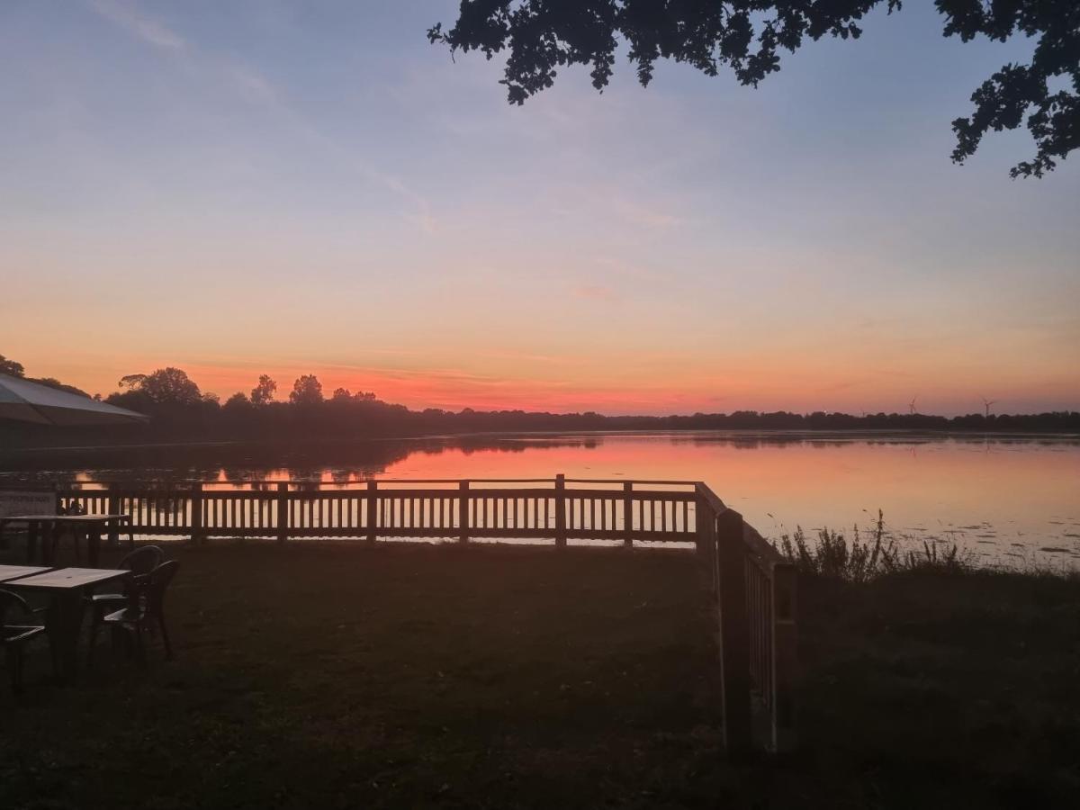 Camping Les Rives Du Lac Bois Morin Ngoại thất bức ảnh